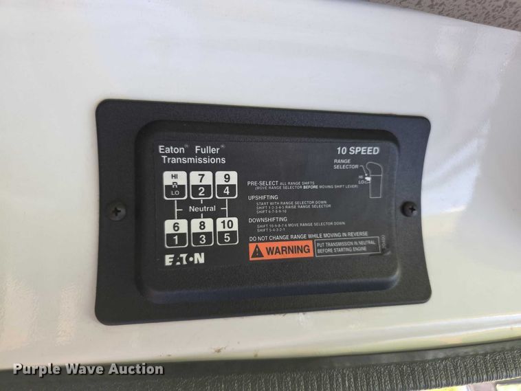 image for item EF3720 1999 International F2674 material handler truck