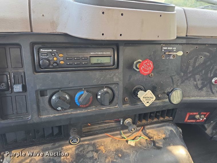 image for item EF3720 1999 International F2674 material handler truck