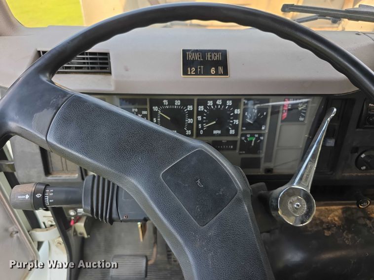 image for item EF3720 1999 International F2674 material handler truck