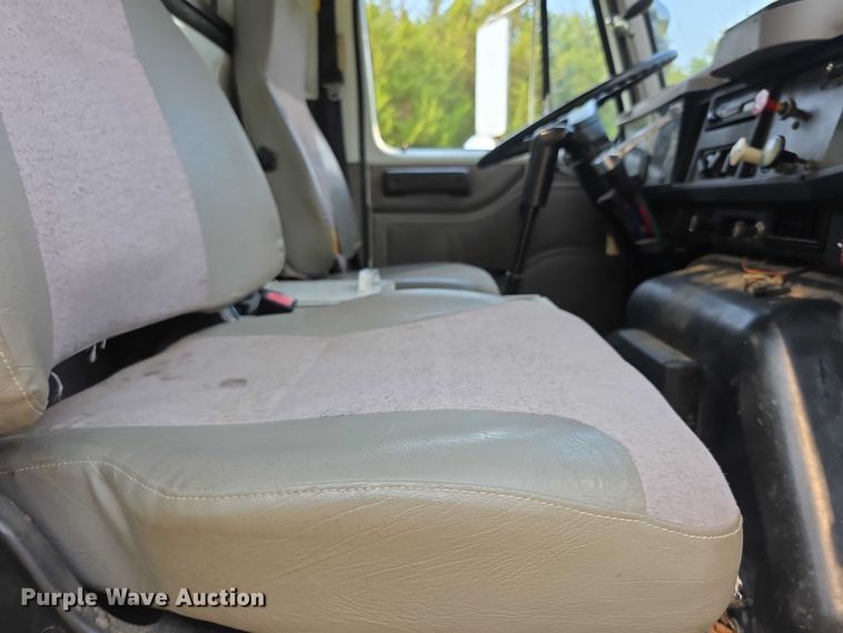 image for item EF3720 1999 International F2674 material handler truck