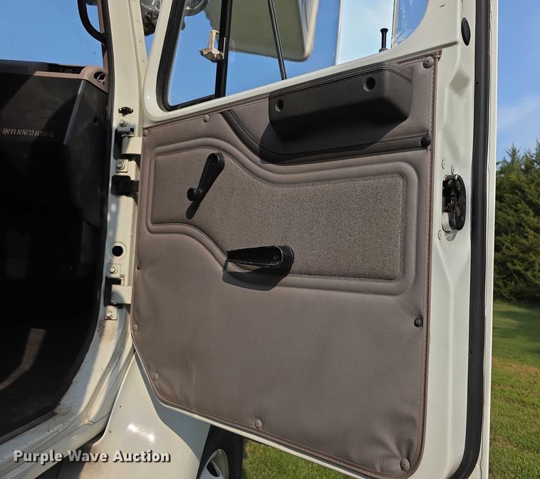 image for item EF3720 1999 International F2674 material handler truck