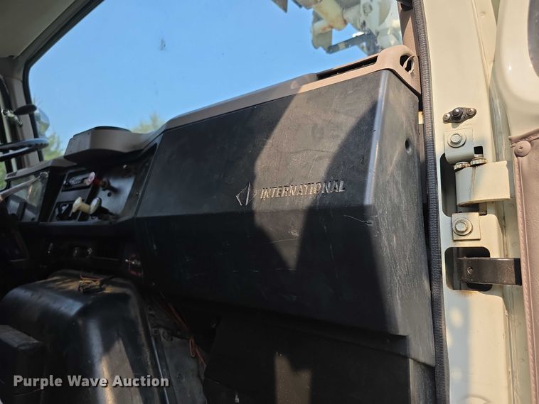image for item EF3720 1999 International F2674 material handler truck