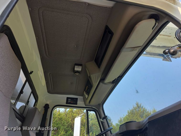 image for item EF3720 1999 International F2674 material handler truck