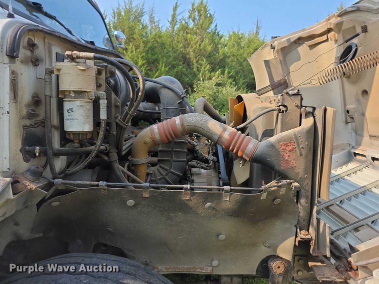 image for item EF3720 1999 International F2674 material handler truck