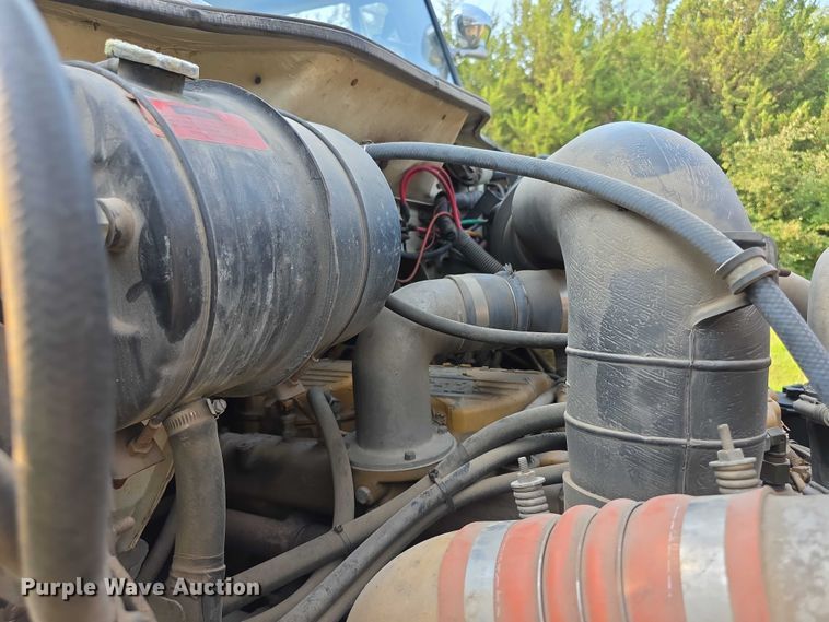 image for item EF3720 1999 International F2674 material handler truck