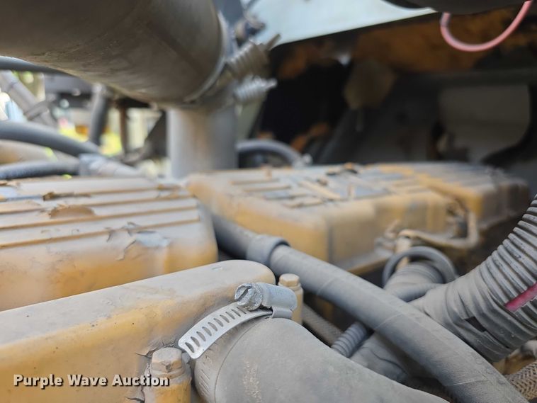 image for item EF3720 1999 International F2674 material handler truck