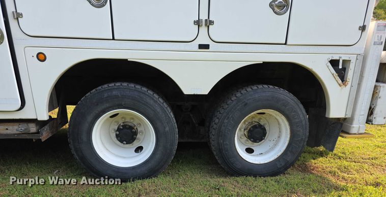 image for item EF3720 1999 International F2674 material handler truck