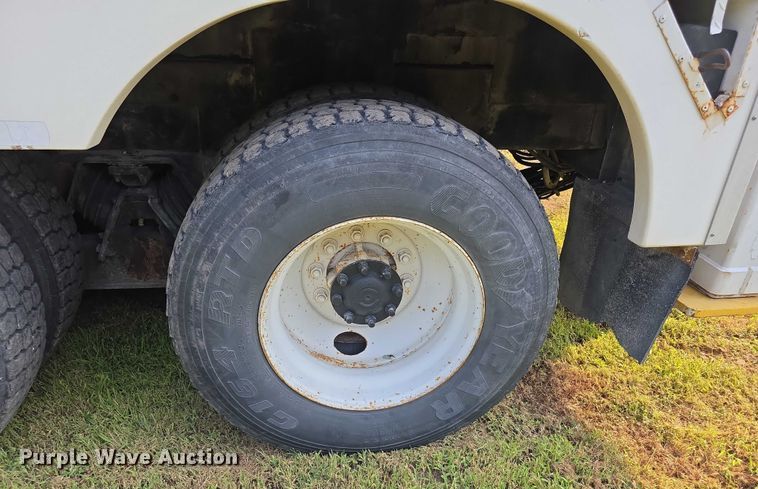 image for item EF3720 1999 International F2674 material handler truck