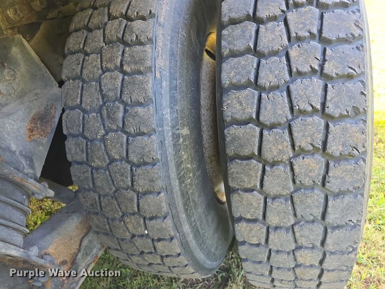 image for item EF3720 1999 International F2674 material handler truck