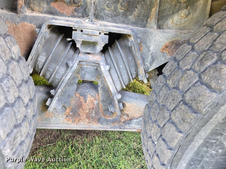 image for item EF3720 1999 International F2674 material handler truck