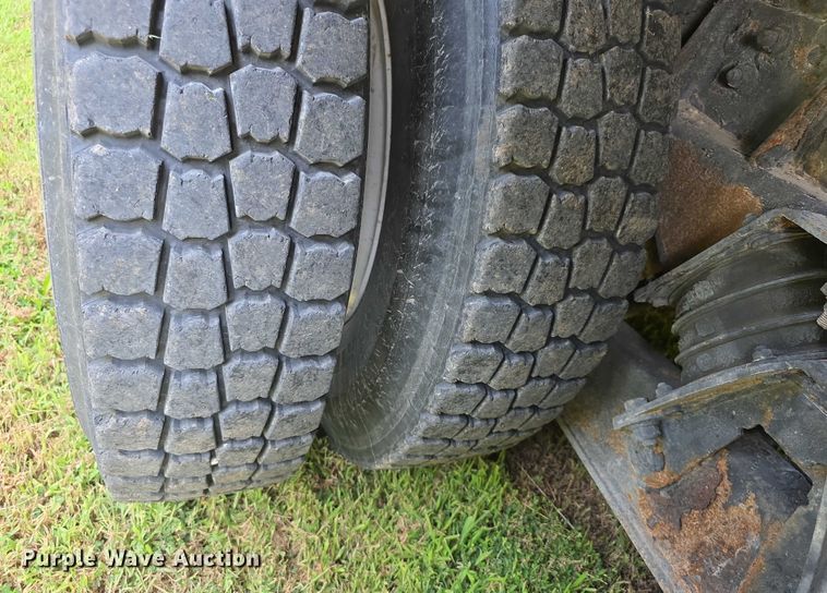 image for item EF3720 1999 International F2674 material handler truck