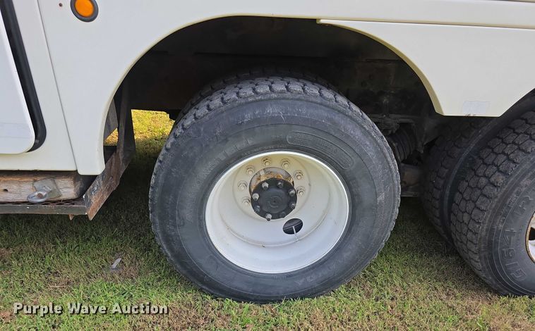 image for item EF3720 1999 International F2674 material handler truck