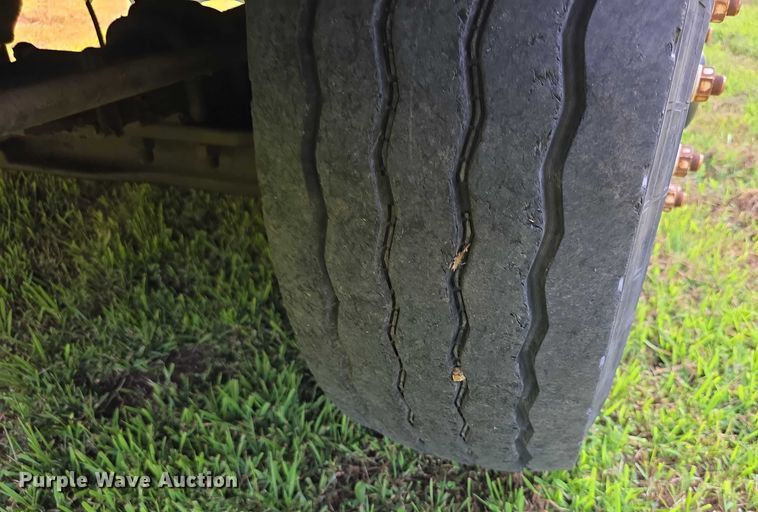 image for item EF3720 1999 International F2674 material handler truck