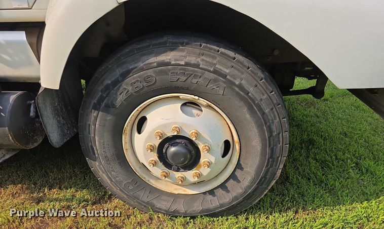 image for item EF3720 1999 International F2674 material handler truck