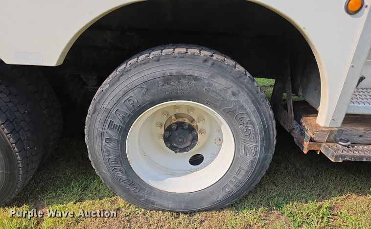 image for item EF3720 1999 International F2674 material handler truck