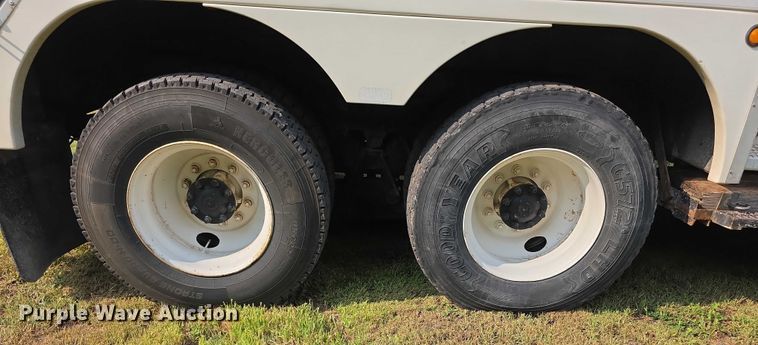 image for item EF3720 1999 International F2674 material handler truck