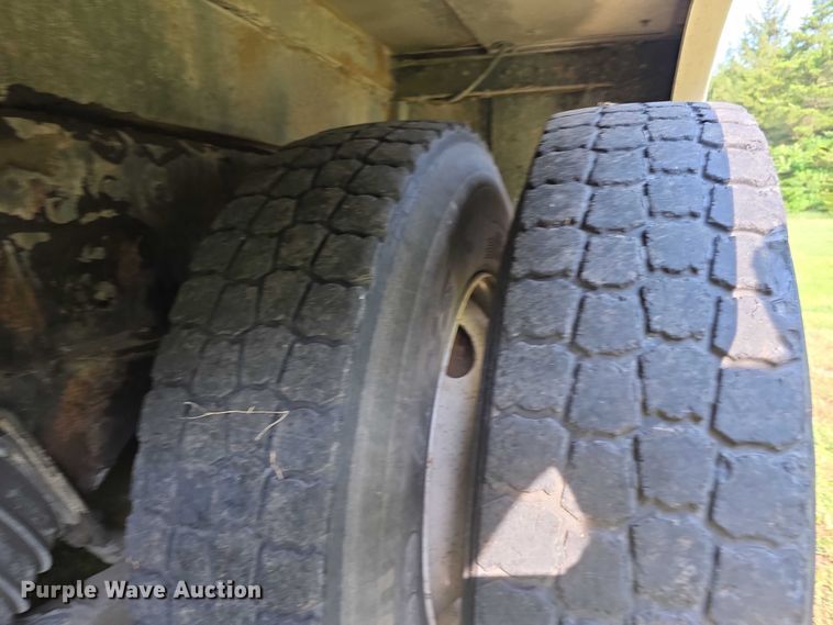 image for item EF3720 1999 International F2674 material handler truck