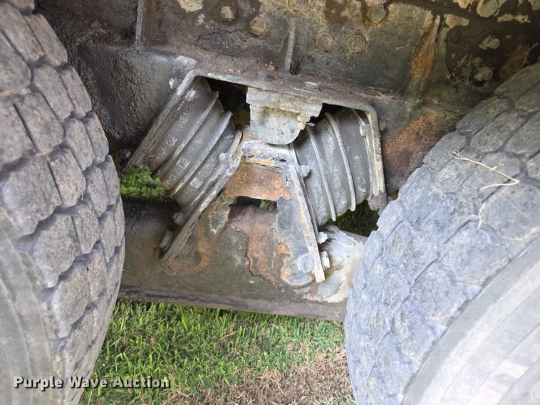 image for item EF3720 1999 International F2674 material handler truck