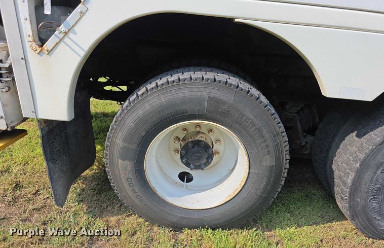 image for item EF3720 1999 International F2674 material handler truck