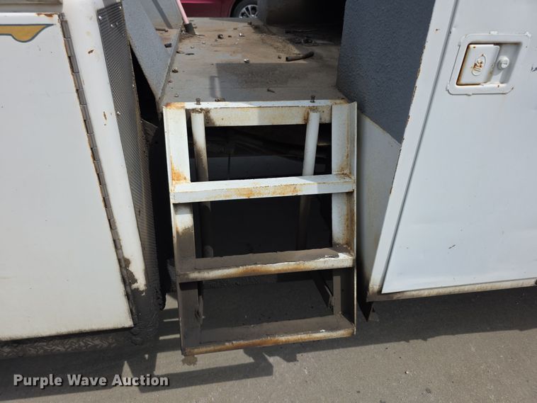 image for item EF3738 1979 Ford 7000 utility / service truck