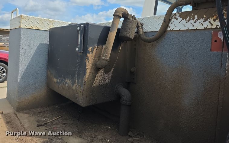 image for item EF3738 1979 Ford 7000 utility / service truck