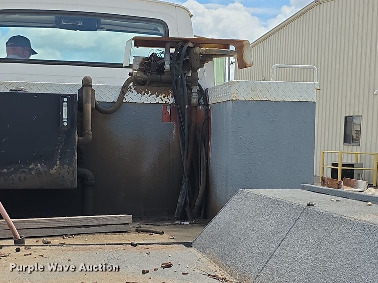 image for item EF3738 1979 Ford 7000 utility / service truck