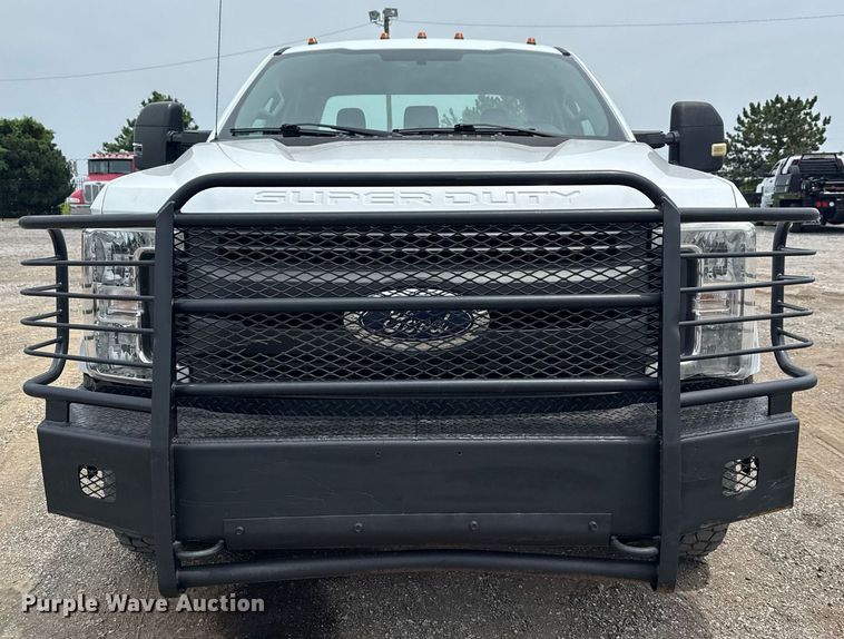 image for item EG6032 2017 Ford F350 Super Duty SuperCab pickup truck cab and chassis