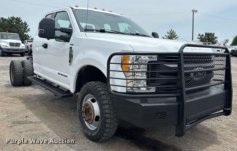 image for item EG6032 2017 Ford F350 Super Duty SuperCab pickup truck cab and chassis