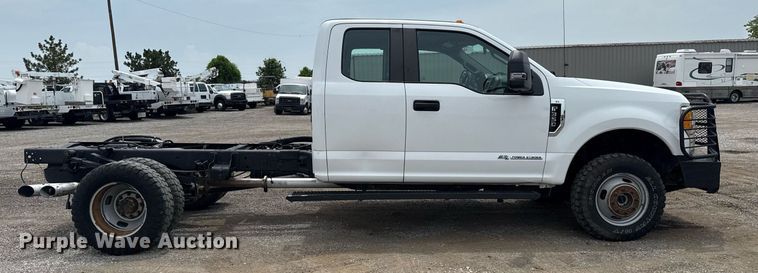 image for item EG6032 2017 Ford F350 Super Duty SuperCab pickup truck cab and chassis