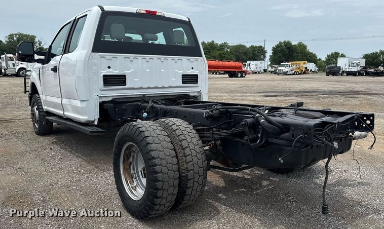 image for item EG6032 2017 Ford F350 Super Duty SuperCab pickup truck cab and chassis