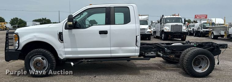 image for item EG6032 2017 Ford F350 Super Duty SuperCab pickup truck cab and chassis