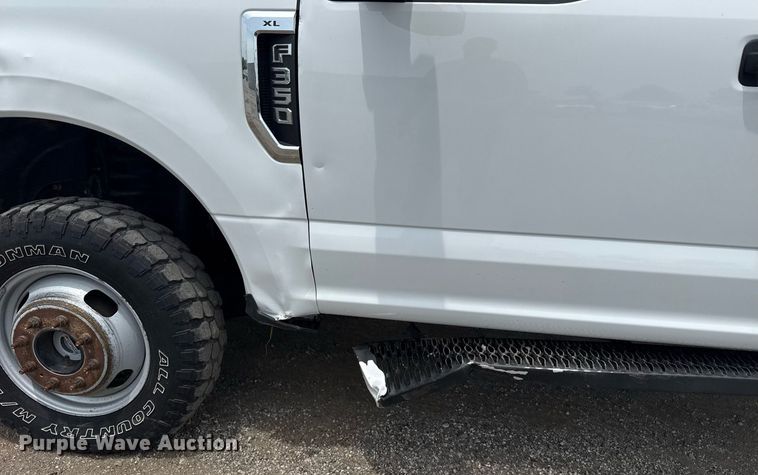 image for item EG6032 2017 Ford F350 Super Duty SuperCab pickup truck cab and chassis