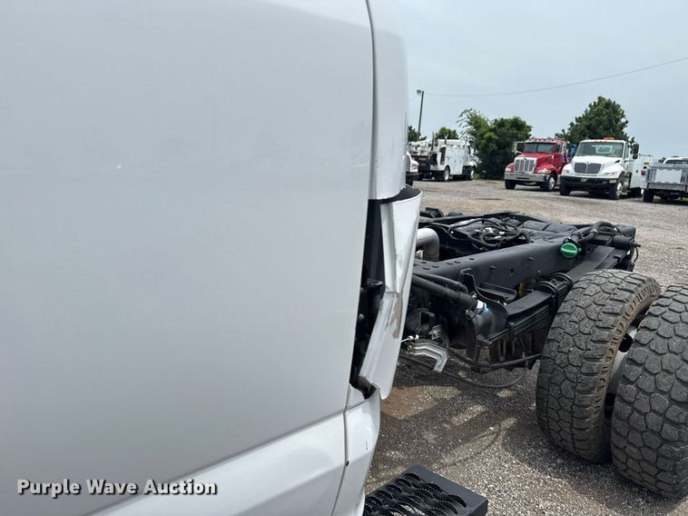 image for item EG6032 2017 Ford F350 Super Duty SuperCab pickup truck cab and chassis