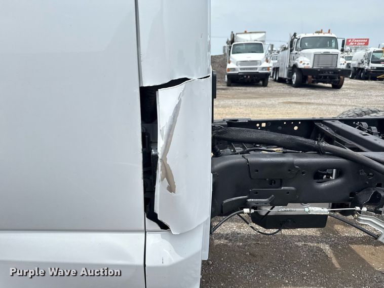 image for item EG6032 2017 Ford F350 Super Duty SuperCab pickup truck cab and chassis