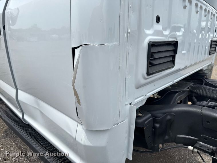 image for item EG6032 2017 Ford F350 Super Duty SuperCab pickup truck cab and chassis