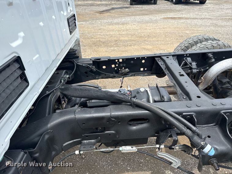 image for item EG6032 2017 Ford F350 Super Duty SuperCab pickup truck cab and chassis