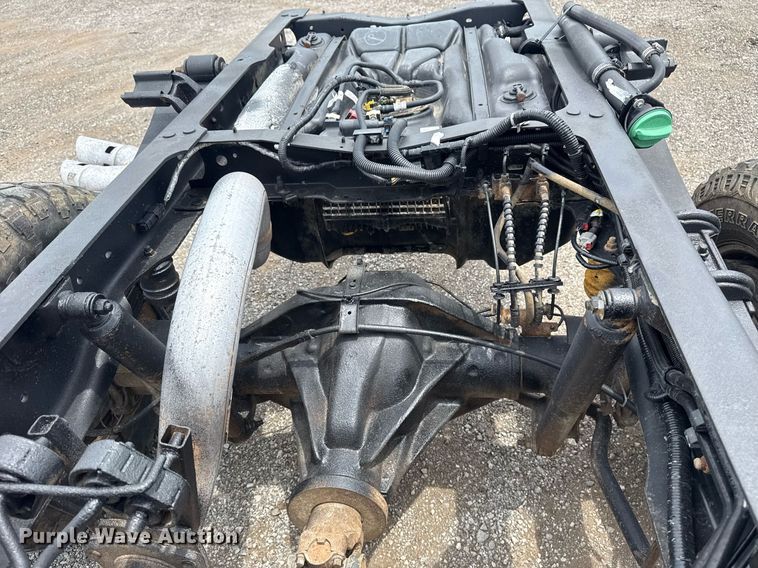 image for item EG6032 2017 Ford F350 Super Duty SuperCab pickup truck cab and chassis