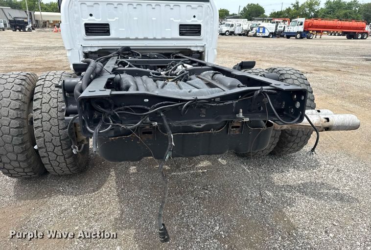 image for item EG6032 2017 Ford F350 Super Duty SuperCab pickup truck cab and chassis