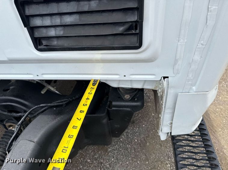 image for item EG6032 2017 Ford F350 Super Duty SuperCab pickup truck cab and chassis