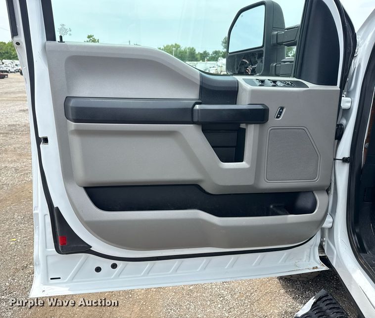 image for item EG6032 2017 Ford F350 Super Duty SuperCab pickup truck cab and chassis