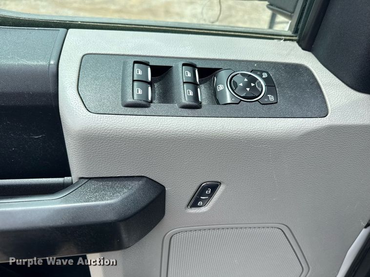 image for item EG6032 2017 Ford F350 Super Duty SuperCab pickup truck cab and chassis