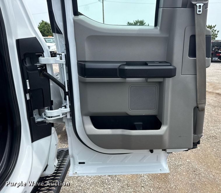 image for item EG6032 2017 Ford F350 Super Duty SuperCab pickup truck cab and chassis