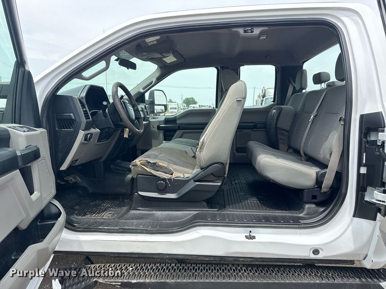 image for item EG6032 2017 Ford F350 Super Duty SuperCab pickup truck cab and chassis