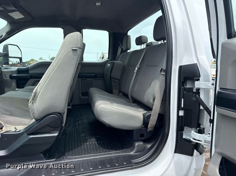 image for item EG6032 2017 Ford F350 Super Duty SuperCab pickup truck cab and chassis