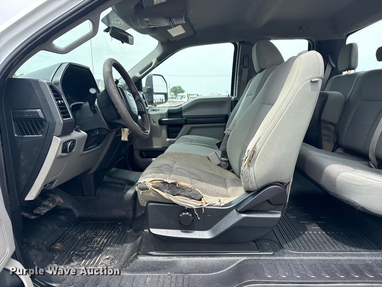 image for item EG6032 2017 Ford F350 Super Duty SuperCab pickup truck cab and chassis