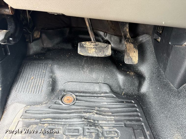 image for item EG6032 2017 Ford F350 Super Duty SuperCab pickup truck cab and chassis