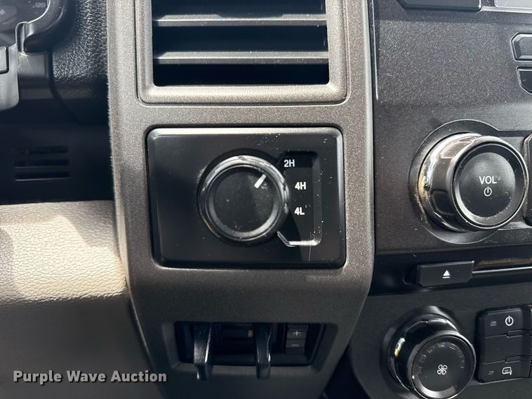 image for item EG6032 2017 Ford F350 Super Duty SuperCab pickup truck cab and chassis