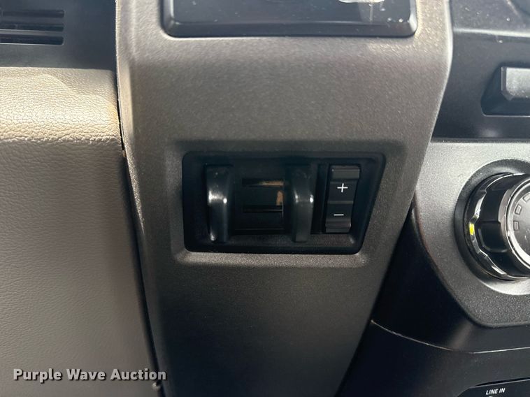 image for item EG6032 2017 Ford F350 Super Duty SuperCab pickup truck cab and chassis