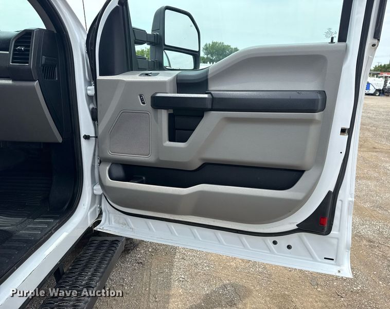 image for item EG6032 2017 Ford F350 Super Duty SuperCab pickup truck cab and chassis