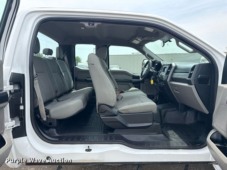 image for item EG6032 2017 Ford F350 Super Duty SuperCab pickup truck cab and chassis